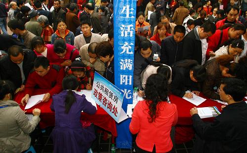 11月7日,在“重慶農(nóng)民工日”活動(dòng)現(xiàn)場(chǎng),公共租賃房咨詢處被圍得水泄不通。新華社記者 陳誠(chéng) 攝