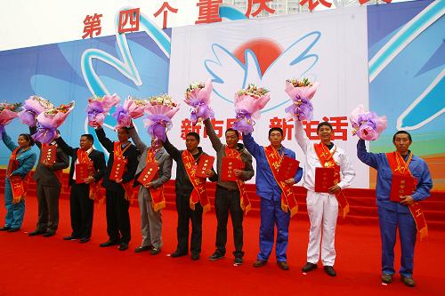 11月7日,在“重慶農(nóng)民工日”活動(dòng)現(xiàn)場(chǎng),10名農(nóng)民工代表受到表彰。新華社記者 陳誠(chéng) 攝