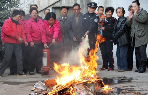 11月8日,山東棗莊市勝利路派出所民警和轄區(qū)居民一起參加消防滅火演練。當(dāng)日,多地舉行消防演練及宣傳活動(dòng),迎接11月9日全國消防日。新華社發(fā)(孫中喆 攝)