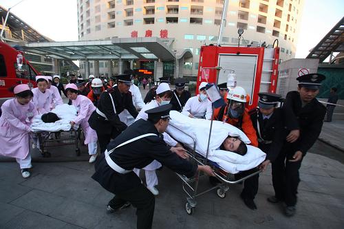 11月8日,河南鄭州市消防支隊(duì)官兵與醫(yī)務(wù)人員在河南省人民醫(yī)院消防演練中救助“傷員”。當(dāng)日,多地舉行消防演練及宣傳活動(dòng),迎接11月9日全國消防日。新華社發(fā)(郭抗抗 攝)