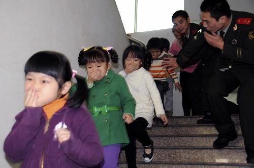 1月8日,福建南平市陸橋雙語藝術(shù)幼兒園的孩子們?cè)谙廊藛T的指導(dǎo)下進(jìn)行逃生演練。當(dāng)日,多地舉行消防演練及宣傳活動(dòng),迎接11月9日全國消防日。新華社發(fā)(曾興冰 攝)