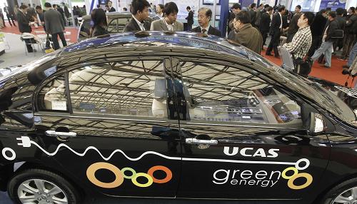 11月9日,觀眾正在博覽會上參觀可用家用電源直接充電的電動轎車。新華社記者 裴鑫攝