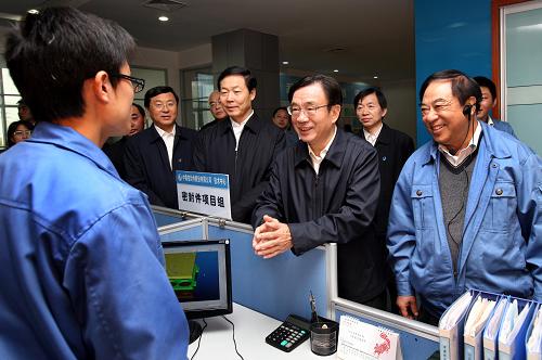 這是11月13日,賀國(guó)強(qiáng)在中鼎集團(tuán)與科研人員親切交談。 新華社記者 姚大偉 攝