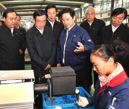 這是11月13日,賀國(guó)強(qiáng)在愛普科斯(安徽)飛達(dá)電子有限公司考察。新華社記者 姚大偉 攝