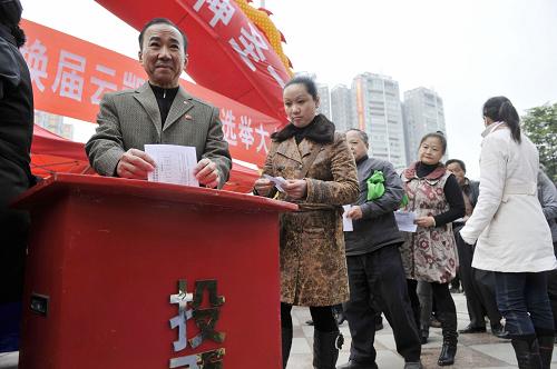11月16日,選民在直選現(xiàn)場(chǎng)投票。新華社記者 歐東衢攝