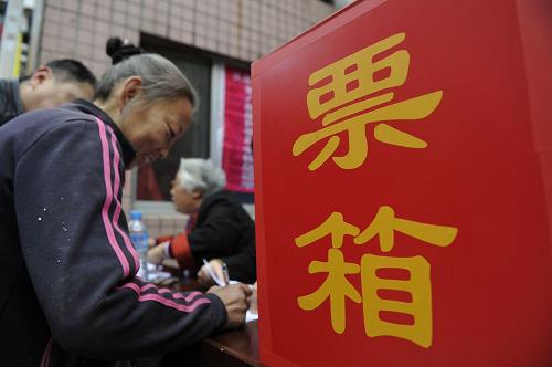 11月16日,選民在直選現(xiàn)場(chǎng)填寫(xiě)選票。新華社記者 歐東衢攝