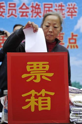 11月16日,選民在直選現(xiàn)場(chǎng)投票。新華社記者 歐東衢攝