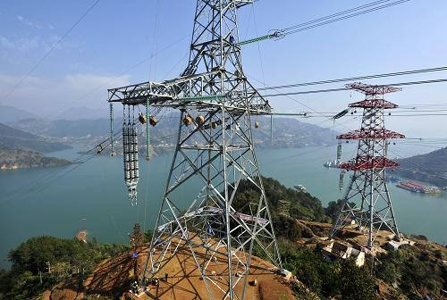 這是2010年11月16日拍攝的三峽右岸蘭陵溪水域電塔,工人在電塔上架設(shè)過江電纜。當日,三峽電力外送的重要通道之一“三荊線”(三峽地下電站至荊門換流站)500千伏輸電線路工程在三峽大壩壩上水域南北兩岸正式連線。至此,三峽輸電線安裝進入最后沖刺階段。據(jù)相關(guān)人員介紹,三峽電站輸電線路建設(shè)已接近尾聲,預計今年年底將全面竣工。新華社發(fā)(鄭家裕 攝)