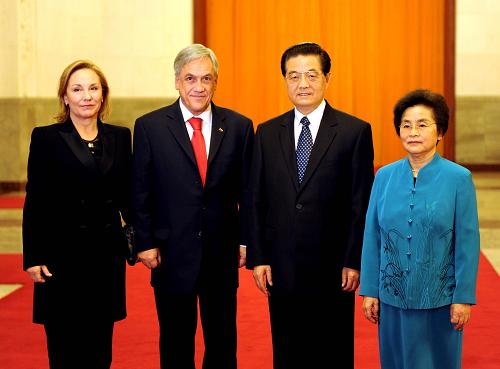 11月16日,國(guó)家主席胡錦濤在北京人民大會(huì)堂北大廳舉行儀式,歡迎智利總統(tǒng)皮涅拉訪華。這是胡錦濤主席夫婦同皮涅拉總統(tǒng)夫婦合影。 新華社記者李濤攝