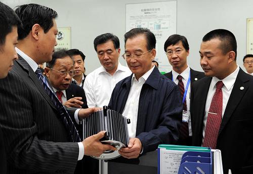 這是11月15日,溫家寶在珠海銀通新能源產(chǎn)業(yè)基地了解新能源電池的研發(fā)情況。新華社記者 饒愛民 攝