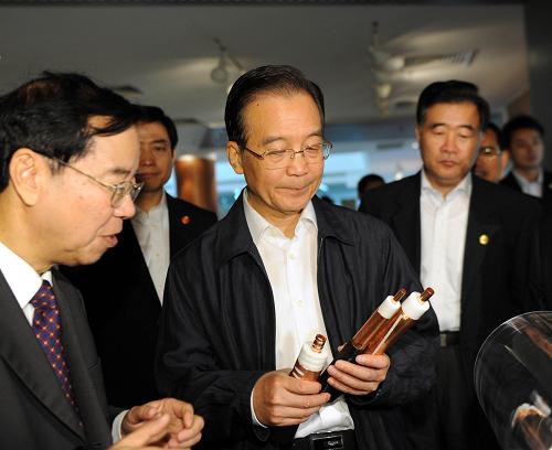 這是11月15日,溫家寶在珠海漢勝科技股份有限公司考察。新華社記者 張鐸 攝