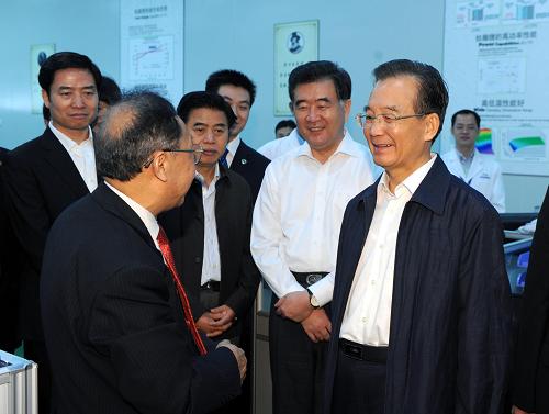 這是11月15日,溫家寶在珠海銀通新能源產(chǎn)業(yè)基地,與陳清泉院士交流新能源汽車的發(fā)展現(xiàn)狀。新華社記者 張鐸 攝