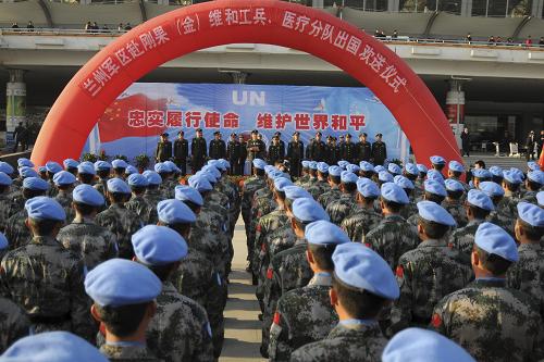 11月19日,在西安咸陽國際機(jī)場,即將出征的赴剛果(金)維和部隊(duì)官兵整裝待發(fā)。當(dāng)日,中國第十二批赴剛果(金)維和部隊(duì)第一梯隊(duì)80名工兵分隊(duì)官兵和20名醫(yī)療分隊(duì)官兵從西安咸陽國際機(jī)場飛赴剛果(金),開始執(zhí)行為期8個(gè)月的維和任務(wù)。這是中國自2003年參加聯(lián)合國剛果(金)維和行動以來實(shí)施的第11次輪換。中國第十二批赴剛果(金)維和部隊(duì)的218人全部來自蘭州軍區(qū)。新華社發(fā)(武國強(qiáng) 攝)