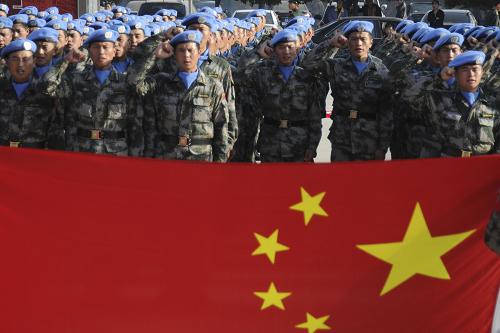 11月19日,在西安咸陽國際機(jī)場,即將出征的赴剛果(金)維和部隊(duì)官兵整齊列隊(duì),向國旗莊嚴(yán)宣誓。新華社發(fā)(武國強(qiáng) 攝)