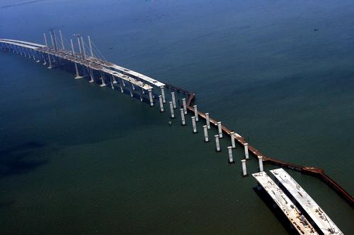 這是2010年8月8日航拍的建設中的青島海灣大橋。新華社發(fā)(鄢潤波 攝)