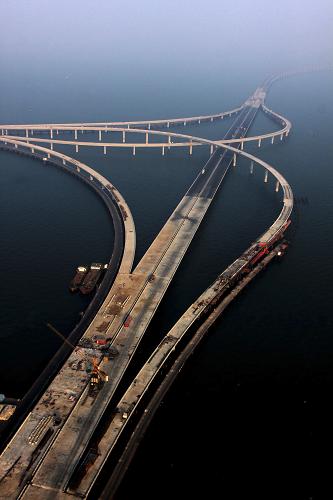 這是2010年11月18日航拍的建設中的青島海灣大橋。新華社發(fā)(鄢潤波 攝)