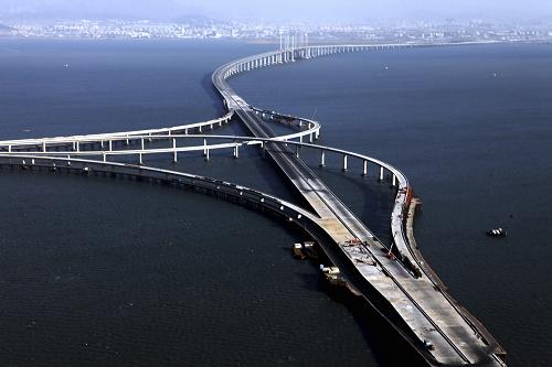 這是2010年12月8日航拍的建設中的青島海灣大橋。新華社發(fā)(趙魯英 攝)