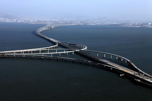 這是2010年12月8日航拍的建設中的青島海灣大橋。新華社發(fā)(趙魯英 攝)