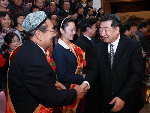 12月26日,第四屆全國(guó)敬老主題教育活動(dòng)表彰會(huì)議在北京舉行。會(huì)議對(duì)王貴武等10名“中華孝親敬老楷模”、石苓霞等“中華孝親敬老楷模提名獎(jiǎng)”、孫茂芳等“全國(guó)孝親敬老之星”獲得者和北京市老齡工作委員會(huì)辦公室等“全國(guó)敬老模范單位”進(jìn)行了表彰。中共中央政治局委員、國(guó)務(wù)院副總理、全國(guó)老齡工作委員會(huì)主任回良玉出席會(huì)議并頒獎(jiǎng)。這是大會(huì)前,回良玉等接見與會(huì)代表。新華社記者 龐興雷 攝