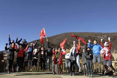 12月25日,游客在西藏林芝境內(nèi)著名景點南迦巴瓦峰觀景臺留影。2010年,西藏進一步完善旅游基礎(chǔ)設(shè)施,著力提升旅游服務(wù)質(zhì)量,推動旅游業(yè)快速發(fā)展。全年接待游客突破600萬人次,預(yù)計達到682萬人次,比去年增長21.6%,旅游接待人數(shù)創(chuàng)歷史新高。新華社記者 文濤 攝