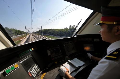12月26日,司機(jī)駕駛列車駛往三亞。海南東環(huán)鐵路在進(jìn)行了一個多月的前期檢測之后,于12月24日開始試運(yùn)行。據(jù)介紹,海南東環(huán)鐵路將于12月底或1月初正式投入營運(yùn)。海南東環(huán)鐵路項(xiàng)目于2007年9月開工,線路全長308公里,總投資202億元。東環(huán)鐵路北起??谑校緩轿牟?、瓊海市、萬寧市、陵水縣,南至三亞市,全線初期開設(shè)10個車站。通車后,乘客從??谥寥齺唭H需90分鐘。新華社記者 郭程 攝