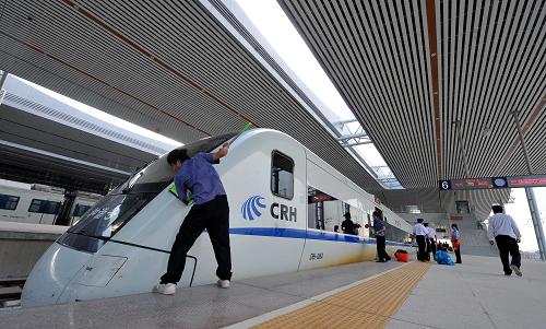 2月26日,列車到達(dá)三亞站進(jìn)行清潔。新華社記者 郭程 攝