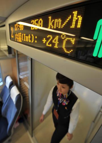 12月26日,列車在行駛中時速達(dá)到250公里。新華社記者 郭程 攝