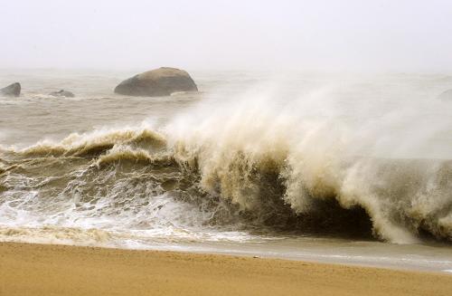 10月23日,廈門(mén)市環(huán)島路一帶沿海出現(xiàn)大浪。當(dāng)日10時(shí),臺(tái)風(fēng)“鲇魚(yú)”中心位于福建省漳浦縣沿海東南方約50公里的海面上,中心附近最大風(fēng)力13級(jí),逐漸向廈門(mén)到漳浦一帶沿海靠近,將于中午到下午在這一帶沿海登陸,登陸時(shí)強(qiáng)度可能為強(qiáng)熱帶風(fēng)暴或臺(tái)風(fēng)。新華社記者姜克紅攝