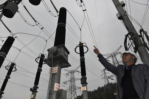 在貴州首座采用GIS組合電氣設(shè)備的趙斯220千伏變電站,工作人員在檢查設(shè)備(11月23日攝)。貴州是我國唯一沒有平原支撐的省份,全省地形主要以山地為主。但貴州莽莽群山之下,卻埋藏著大量的煤、磷、鋁土等資源,其中煤炭資源保有儲量更是多達500多億噸,高居江南各省區(qū)之首。另外,豐沛的降雨和山間巨大的落差,還使得貴州可開發(fā)水能資源蘊藏量高達1900多萬千瓦,使貴州成為在電力開發(fā)上能“水火互濟”的為數(shù)不多的省份。但在2000年國家“西電東送”工程正式實施前,貴州電網(wǎng)電力裝機容量只有500萬千瓦,全省外送電力不到100萬千瓦。“西電東送”工程實施后,貴州省委、省政府舉全省之力,確保各項工程順利開工建設(shè)。目前,貴州省電力裝機容量已增加到2800多萬千瓦,全省送電能力已超過800萬千瓦。 “西電東送”工程的實施,不僅迅速打開了貴州資源開發(fā)的“寶庫”,還使得貴州能源產(chǎn)業(yè)迅猛發(fā)展。2009年,貴州省原煤產(chǎn)量達到1.3億多噸,按照貴州省省委、省政府的最新規(guī)劃,到“十二五”末,貴州原煤產(chǎn)量將增加到2.5億噸,年工業(yè)總產(chǎn)值將達到1500億元。 大規(guī)模的能源投資和建設(shè),還拉動了貴州經(jīng)
