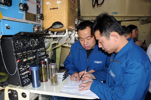 3月1日,在蘇丹喀土穆國(guó)際機(jī)場(chǎng),機(jī)組人員在中國(guó)空軍運(yùn)輸機(jī)降落后研究下一段航程。新華社發(fā)(穆罕默德·巴比克爾攝)
