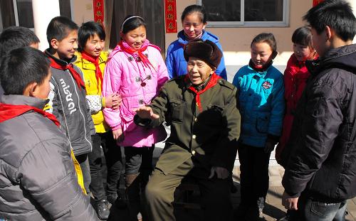 3月3日,河南省內(nèi)黃縣城關鎮(zhèn)宛莊小學學生在聽老軍人講雷鋒的故事。當日,內(nèi)黃縣宛莊小學的少先隊員來到該縣光榮院,幫助老人們清理院區(qū)雜物、擦拭門窗玻璃、打掃房間衛(wèi)生等,以實際行動向雷鋒學習。新華社發(fā)(劉肖坤 攝)
