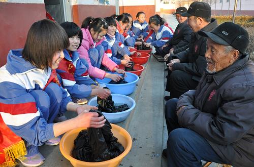 3月3日,山東省沂源縣實驗中學“雷鋒站”隊員來到南麻鎮(zhèn)敬老院,為這里的老人們洗衣服。新華社發(fā)(趙東山 攝)