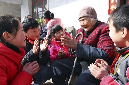 3月3日,河南省開封市公園路東街小學學生在敬老院和老人一起唱歌。新華社發(fā)(汴煊 攝)