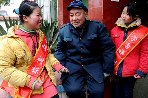 3月3日,河南新蔡縣特殊教育學校“聾啞雷鋒團”團員在縣光榮院慰問老人。新華社發(fā)(趙學風 攝)