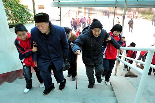 3月3日,湖北省宜昌市夷陵區(qū)小溪塔第二完全小學學生在小溪塔福利院為老人服務。新華社發(fā)(張國榮 攝)