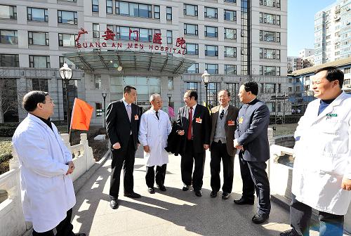 3月9日,代表委員在廣安門醫(yī)院調(diào)研。當(dāng)日,全國人大代表、中國工程院院士張伯禮,全國人大代表、康美藥業(yè)董事長馬興田,全國政協(xié)委員、原中國中醫(yī)科學(xué)院院長姚乃禮等多位在北京參加全國兩會的代表委員來到中國中醫(yī)科學(xué)院廣安門醫(yī)院,就中藥飲片小包裝等項目進行調(diào)研。新華社記者 何俊昌攝