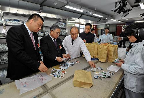 3月9日,廣安門醫(yī)院院長王階(左三)向代表委員介紹該院中藥小包裝分售情況。新華社記者 何俊昌攝