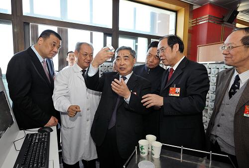 3月9日,代表委員在廣安門醫(yī)院就中藥藥性進行調(diào)研。新華社記者 何俊昌攝