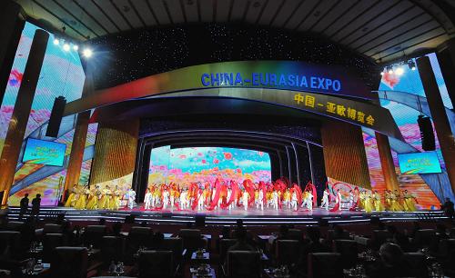 這是8月31日首屆中國—亞歐博覽會“絲路彩虹”文藝晚會的演出盛況。