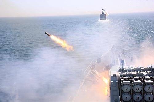 圖為中俄艦艇編隊(duì)實(shí)施火箭深彈射擊(4月26日攝)。4月26日,中俄“海上聯(lián)合——2012”實(shí)兵演習(xí)進(jìn)入第三天,截至上午11時(shí),中俄海上聯(lián)合編隊(duì)共進(jìn)行了聯(lián)合護(hù)航行動(dòng)、聯(lián)合解救、實(shí)際使用武器等三項(xiàng)課目的演練。新華社記者 吳登峰 攝
