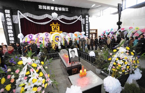 2月12日,在貴州省開(kāi)陽(yáng)縣祥云山殯儀館,當(dāng)?shù)厝罕娤蛟诳贡鶓?zhàn)役中不幸辭世的李彬同志遺體告別。李彬同志生前是開(kāi)陽(yáng)縣永溫鄉(xiāng)紀(jì)委書(shū)記,在貴陽(yáng)市“抗凝凍、保民生”的戰(zhàn)役中,他26天持續(xù)奮戰(zhàn)在抗災(zāi)第一線,除夕夜因操勞過(guò)度誘發(fā)腦溢血病倒,經(jīng)全力搶救無(wú)效,于2月10日晚22時(shí)25分在貴陽(yáng)市金陽(yáng)醫(yī)院不幸逝世。新華社記者 楊楹 攝