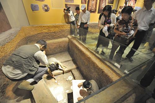 9月29日,觀眾在杭州良渚博物院內(nèi)觀看模擬考古現(xiàn)場。 新華社發(fā)(李忠 攝)