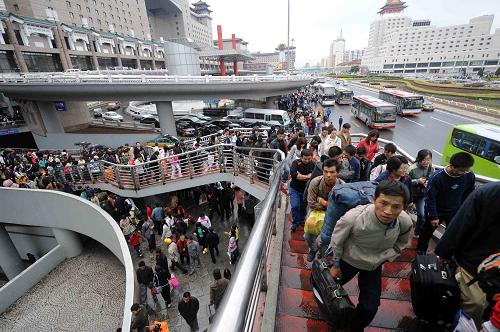 10月5日,旅客走過北京西站邊的一座天橋。當日是國慶長假最后一天,北京迎來返城客流高峰。新華社記者 李曉果 攝