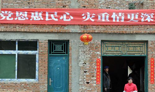 這是記者在甘肅隴南文縣地震災(zāi)區(qū)拍攝的感恩標語(1月25日攝)。在甘肅隴南文縣地震災(zāi)區(qū),感恩、自強不息等內(nèi)容的標語隨處可見,激勵著災(zāi)區(qū)群眾挺起胸膛,重建家園。 新華社記者 金良快 攝