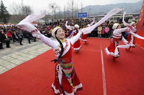 1月25日,彭州通濟鎮(zhèn)一災(zāi)后安置點的群眾在觀看民族舞蹈。當日,四川省彭州市通濟鎮(zhèn)舉辦一場文藝演出,吸引了數(shù)百名災(zāi)區(qū)群眾前來觀看,為這里的群眾增添了節(jié)日氣氛。 新華社記者 王建華 攝
