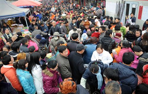 1月25日,農(nóng)歷除夕,四川地震重災(zāi)區(qū)綿竹市拱星鎮(zhèn),趕集的人們把街道擠得水泄不通。在2008年的汶川大地震中,拱星鎮(zhèn)傷亡人數(shù)近2500人,95%房屋倒塌,經(jīng)濟損失達25億元。 新華社記者 李曉果 攝