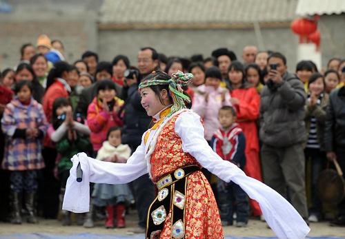 1月25日,文縣中廟鄉(xiāng)肖家壩村村民表演節(jié)目。當(dāng)日,地處甘肅隴南地震災(zāi)區(qū)的文縣中廟鄉(xiāng)群眾自編自演節(jié)目,載歌載舞喜迎新春佳節(jié)的到來。 新華社記者 金良快 攝