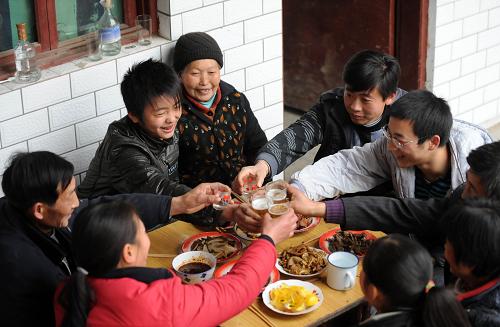 1月25日,隴南市文縣碧口鎮(zhèn)馬家山村村民楊世奎一家在吃年夜飯。甘肅隴南地震災(zāi)區(qū)年前物資供應(yīng)充足,受災(zāi)群眾能夠吃上豐盛的年夜飯。 新華社記者 金良快 攝
