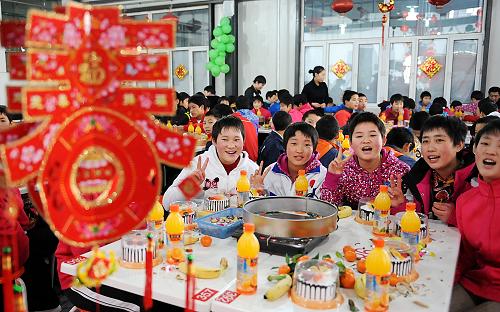 1月25日,四川茂縣地震災(zāi)區(qū)的孩子們?cè)诼?lián)歡會(huì)現(xiàn)場(chǎng)。當(dāng)日是農(nóng)歷大年三十,200名就讀于長(zhǎng)春的四川茂縣地震災(zāi)區(qū)的兒童在一起聚餐,這是他們第一次在異鄉(xiāng)共度除夕夜。 新華社記者 王昊飛 攝