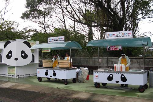 1月26日,動(dòng)物園內(nèi)的售貨車都畫上了帶有熊貓的圖案。當(dāng)日8時(shí)30分,贈(zèng)臺大熊貓“團(tuán)團(tuán)”“圓圓”在臺北市動(dòng)物園與臺灣民眾正式見面。眾多臺灣民眾在動(dòng)物園門口排隊(duì)等候與“團(tuán)團(tuán)”“圓圓”見面。臺北市動(dòng)物園規(guī)定,每日限定參觀名額2.2萬人次。新華社記者 王妍 攝